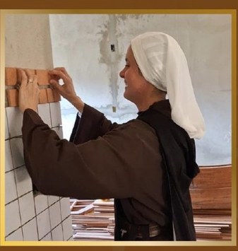Irmã trabalhando no assentamento de azulejos na obra