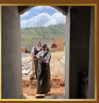 Irmãs em frente a uma das aberturas da construção