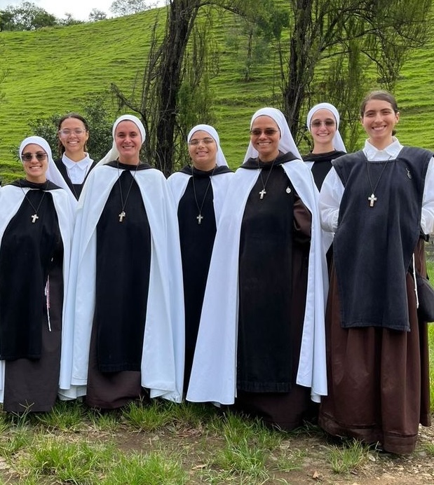 As irmãs do Mosteiro Nossa Senhora do Carmo reunidas ao ar livre, em Itajubá - MG